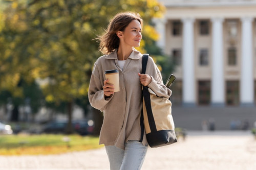 Torebki na studia na rok akademicki 2025/2026 – najmodniejsze fasony i kolory dla studentek