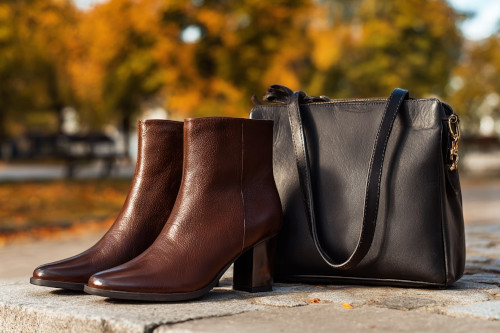 Jaka torebka pasuje do botków? Polecane kolory i fasony